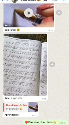 Aluna mostrando as folhas de exercício preenchidas